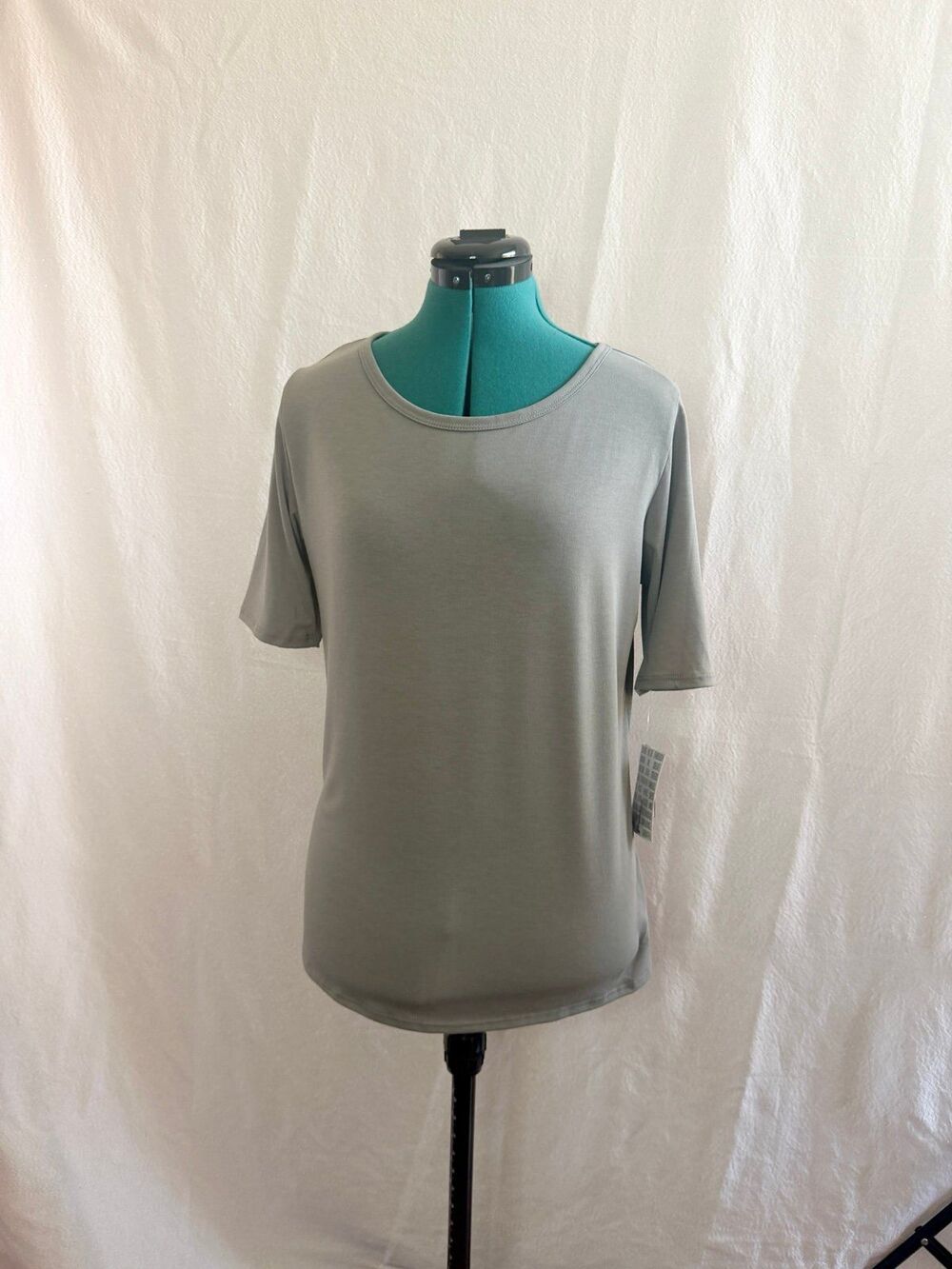 NWT Lularoe Gigi top size large. Brand new with tags. Size large.